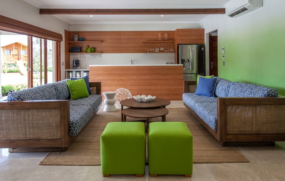 Cho dù là cả bức tường màu xanh, hay đơn giản chỉ vài điểm nhấn màu xanh từ những chi tiết nhỏ thì nó cũng mang lại sự tinh tế, trẻ trung cho không gian phòng khách nhà bạn.