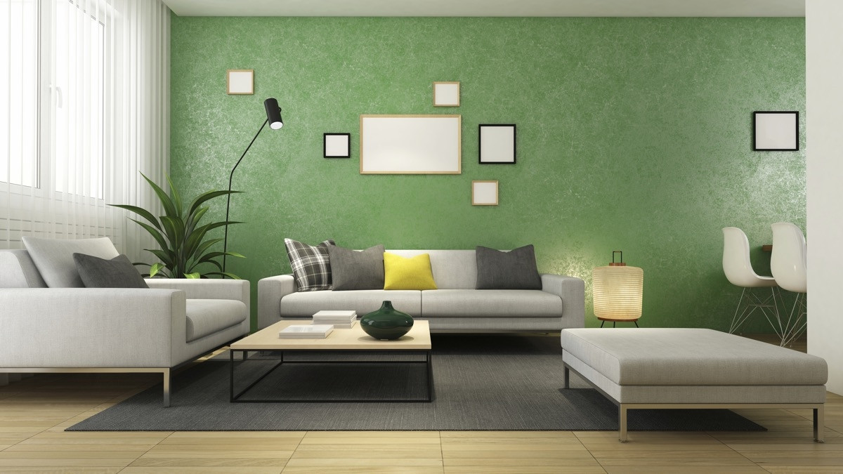 Một bức tường nổi bật màu xanh lá cây có độ bóng cao, kết hợp hoàn hảo với các cửa sổ lớn trong phòng khách hiện đại. Cách bổ sung này làm cho căn phòng cảm giác sống động và linh hoạt hơn.