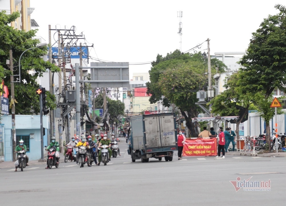 Hình ảnh tái lập chốt kiểm dịch Covid-19 ở TP.HCM theo chiến thuật mới