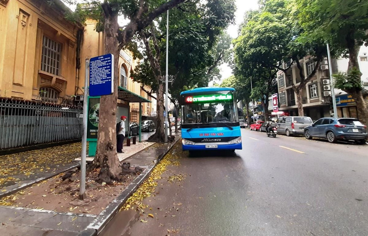 Xe buýt Hà Nội vẫn đối mặt với nhiều khó khăn khi các chỉ tiêu về sản xuất kinh doanh vẫn đang sụt giảm vì dịch COVID-19. (Ảnh: Việt Hùng/Vietnam+)