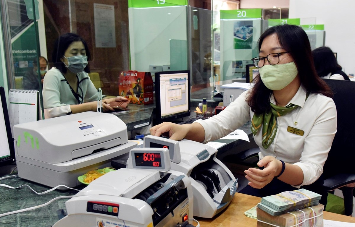 Khách hàng giao dịch tại Hội sở Vietcombank. (Ảnh: Trần Việt/TTXVN)