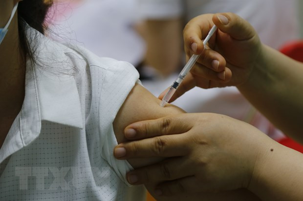 Da Nang trien khai tiem vaccine, Khanh Hoa tang cuong cho 'diem nong' hinh anh 1