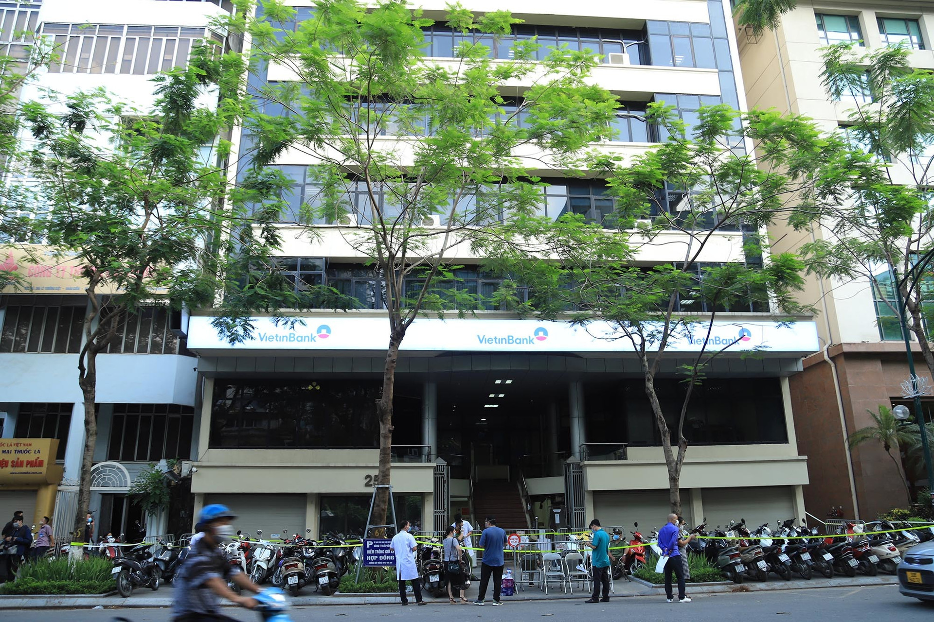 Phong tỏa tạm thời trụ sở của một ngân hàng trên phố Lý Thường Kiệt