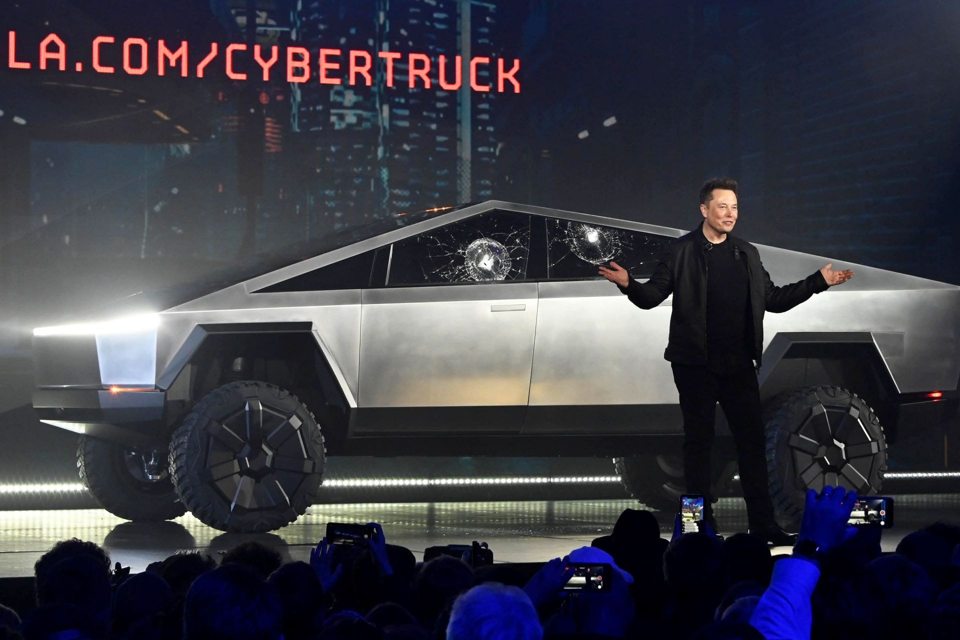 Elon Musk trong buổi giới thiệu xe bán tải điện Cybertruck Elon Musk trong buổi giới thiệu xe bán tải điện Cybertruck