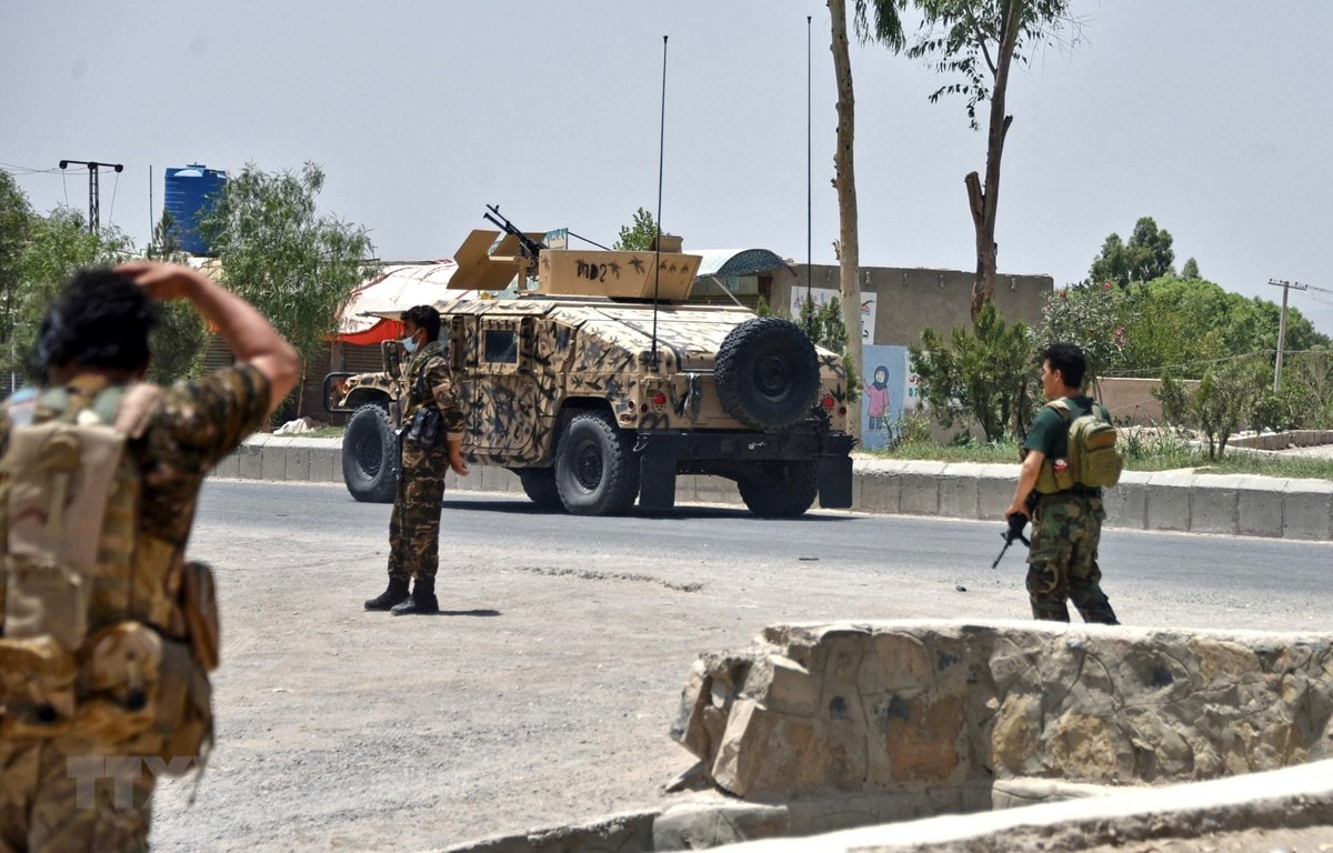 Lực lượng an ninh Afghanistan gác trên đường phố tại Kandahar trong thời gian diễn ra giao tranh với các tay súng Taliban, ngày 9/7/2021. (Ảnh: AFP/TTXVN)