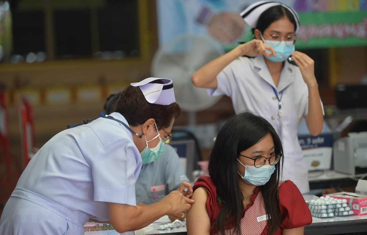 Nhân viên y tế tiêm vaccine phòng COVID-19 cho người dân tại Bangkok, Thái Lan, ngày 15/7/2021. (Ảnh: THX/TTXVN)