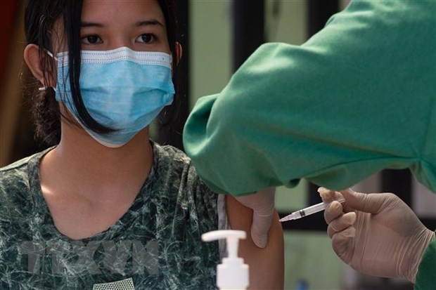 Indonesia bat dau tiem vaccine lieu 3 cho cac nhan vien y te hinh anh 1