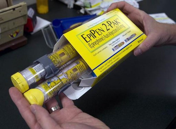 Pfizer dong y tra 345 trieu USD de dan xep vu kien ve gia EpiPen hinh anh 1