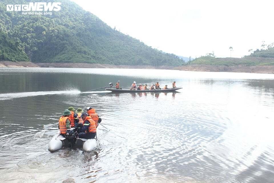 Ảnh: Nửa tháng lật tung sông Rào Trăng vẫn không thấy 11 công nhân mất tích - 5