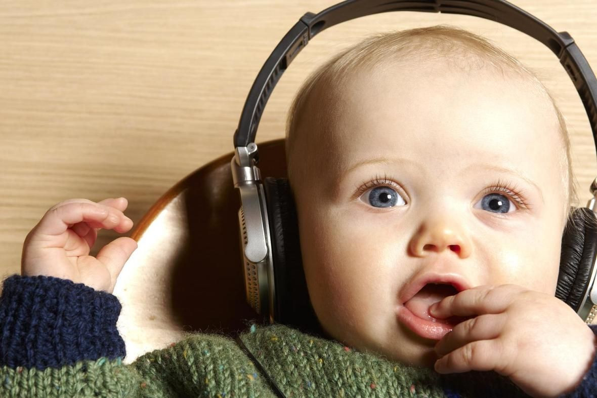 Успокаивающая музыка для нервной системы детям слушать. Ребенок слушает. Младенец в наушниках. Моцарт для детей. Музыкотерапия.