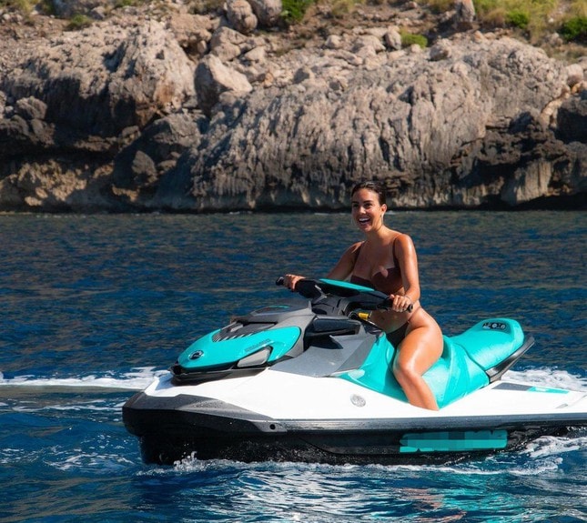 Hôn thê của CR7 diện bikini khoe body đầy đặn hấp dẫn khiến hàng triệu người “thả tim” - 4