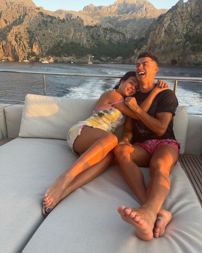 Hôn thê của CR7 diện bikini khoe body đầy đặn hấp dẫn khiến hàng triệu người “thả tim” - 1