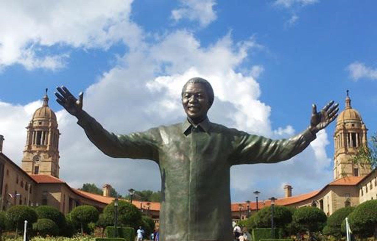 Bức tượng đồng Nelson Mandela đặt trước cổng Tòa nhà Liên minh ở Pretoria, Nam Phi. (Nguồn: theheritageportal.co.za)