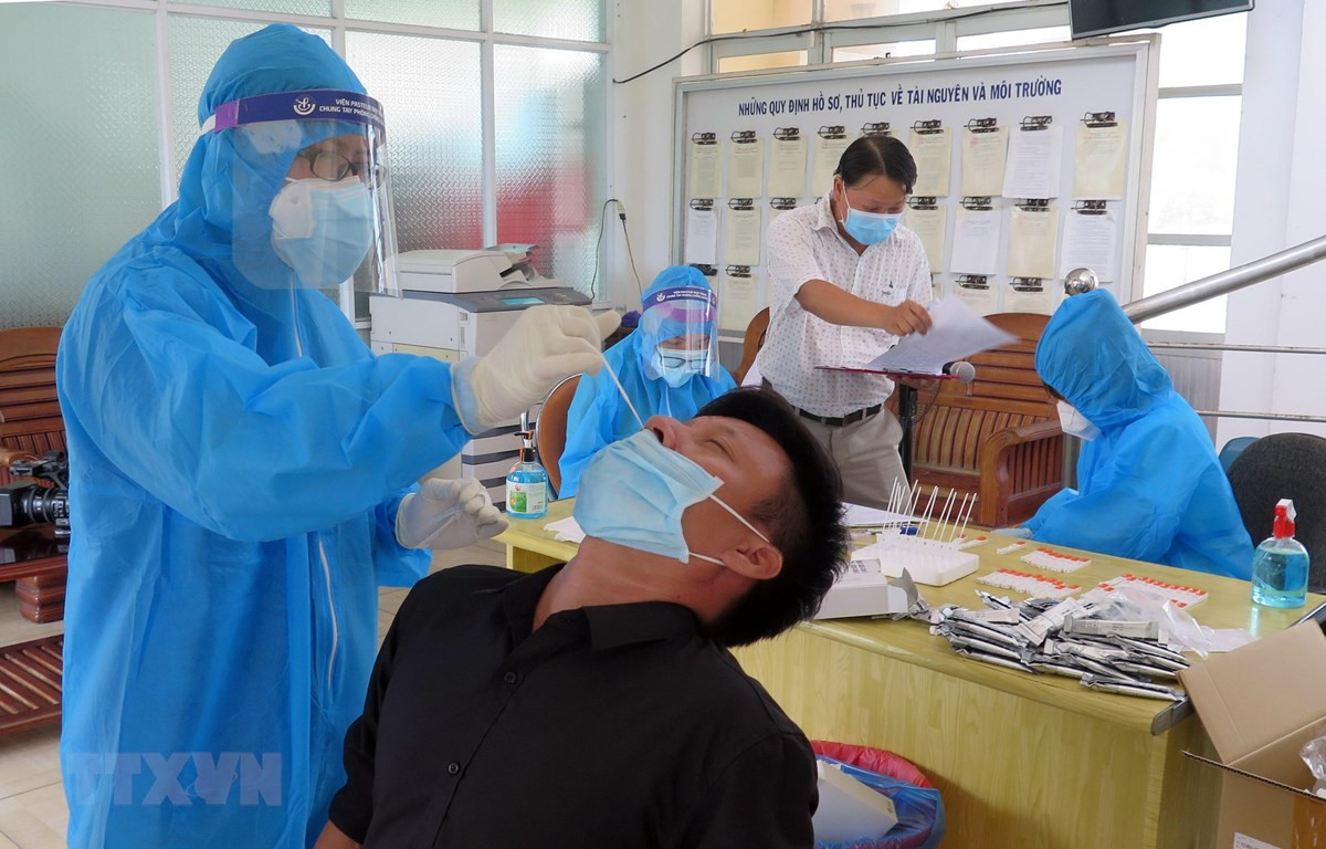 Các giảng viên, sinh viên Trường Đại học Kỹ thuật Y-Dược Đà Nẵng hỗ trợ tỉnh Phú Yên lấy mẫu xét nghiệm. (Ảnh: Xuân Triệu/TTXVN)