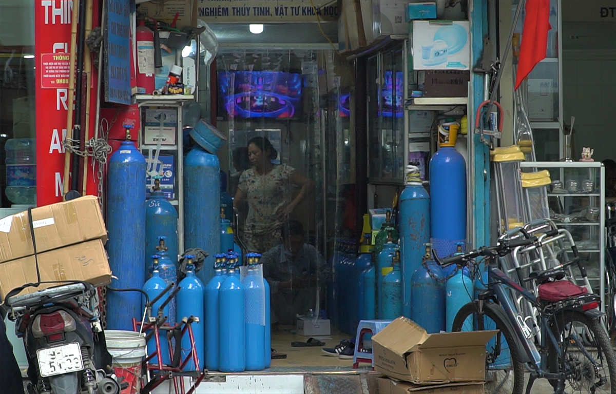 Các cửa hàng vật tư y tế tại phố Phương Mai bán tràn ngập các bình oxy đủ kích cỡ. (Ảnh: M.H/Vietnam+)