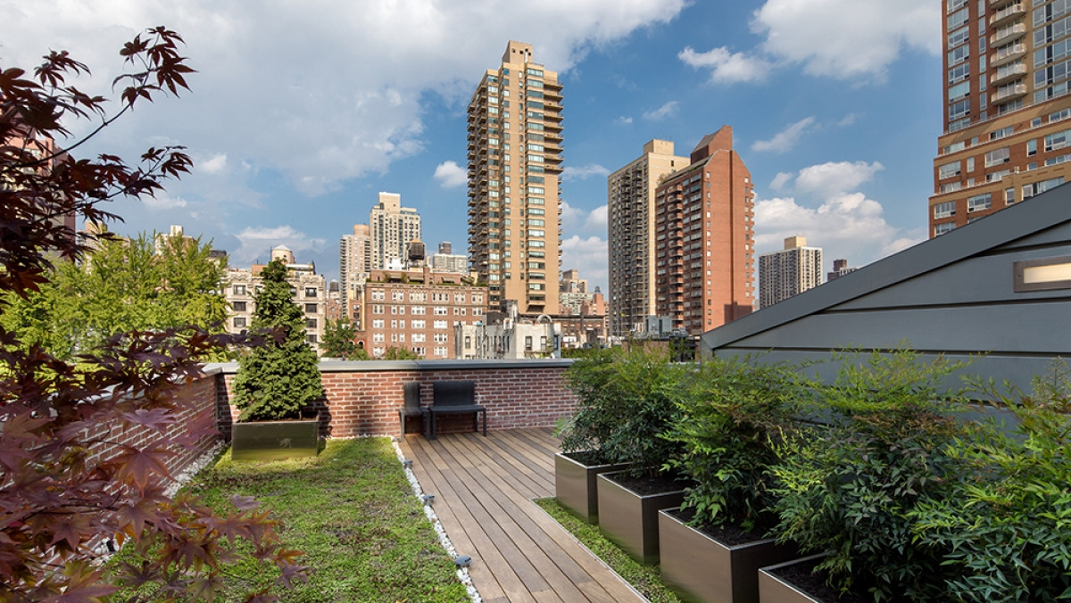 Phần mái được thiết kế như một khu vườn nhỏ để tăng thêm không gian xanh cho biệt thự. 