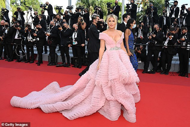 Sao 'Cô gái mất tích' diện đầm lộ ngực trên thảm đỏ Cannes