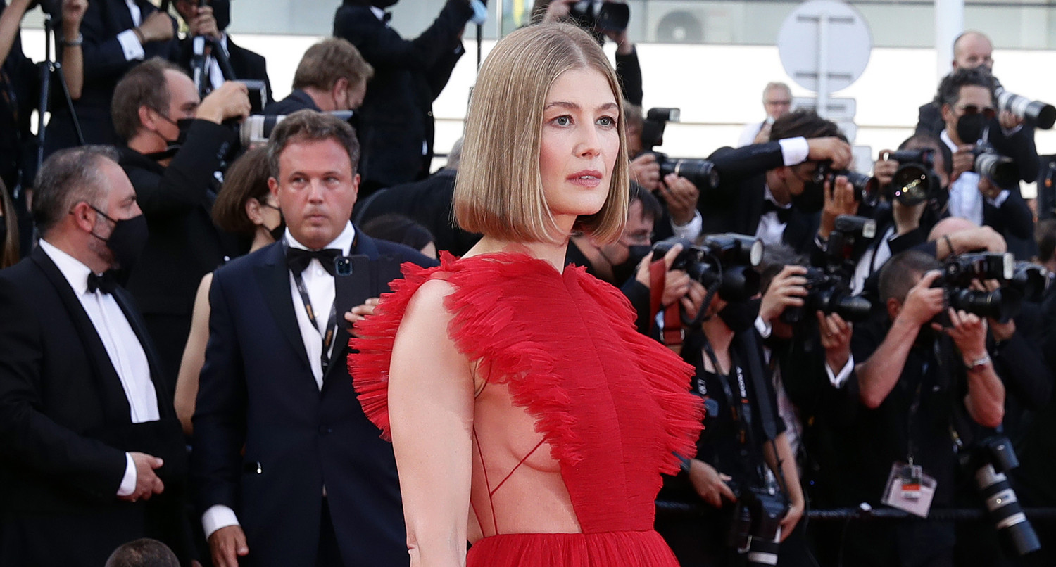 Sao 'Cô gái mất tích' diện đầm lộ ngực trên thảm đỏ Cannes