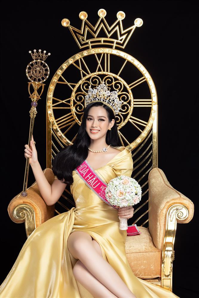 Hoa hậu Đỗ Thị Hà nhờ chấm điểm, dân mạng chê lên chê xuống-5