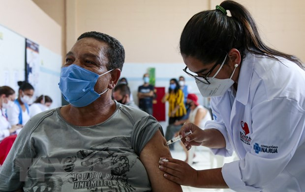 Brazil thu nghiem tiem mui vaccine COVID-19 tang cuong thu 3 hinh anh 1