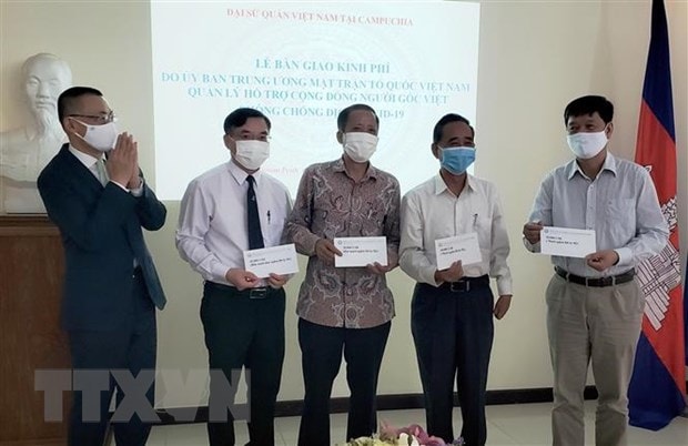 Bàn giao khoản hỗ trợ 85.000 USD giúp người gốc Việt tại Campuchia hình ảnh 1 Ban giao khoan ho tro 85.000 USD giup nguoi goc Viet tai Campuchia hinh anh 1