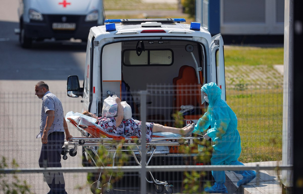 Nhân viên y tế chuyển bệnh nhân COVID-19 tới bệnh viện ở Moskva, Nga, ngày 16/7/2021. (Ảnh: THX/TTXVN)