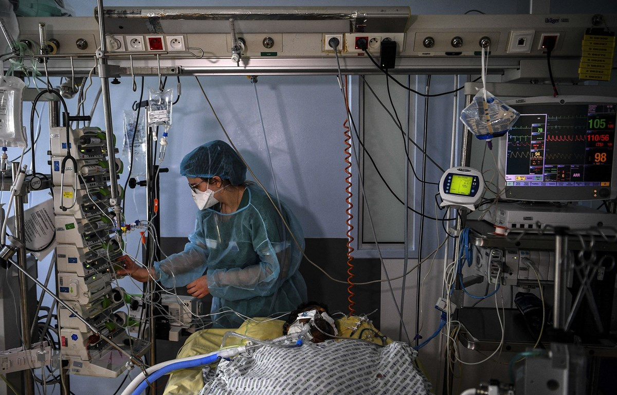 Nhân viên y tế điều trị cho bệnh nhân COVID-19 tại một bệnh viện ở Paris, Pháp ngày 18/3/2021. (Ảnh: AFP/TTXVN)