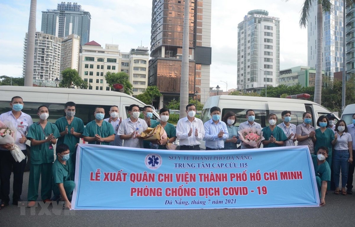 Đoàn y, bác sỹ, lái xe Trung tâm cấp cứu 115 thành phố Đà Nẵng lên đường chi viện Thành phố Hồ Chí Minh phòng, chống dịch COVID-19. (Ảnh: Văn Dũng/TTXVN)