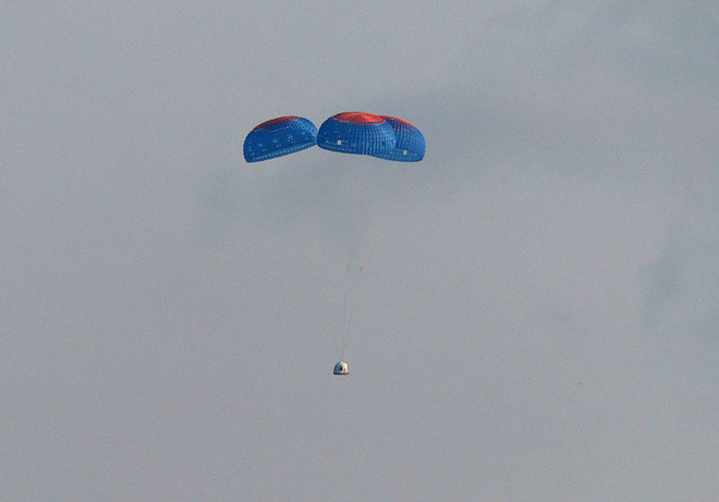 Jeff Bezos vừa bay lên vũ trụ thành công và trở lại Trái Đất an toàn, đạt được giấc mơ thủa bé: Đây là ngày đẹp nhất đời tôi - Ảnh 3.