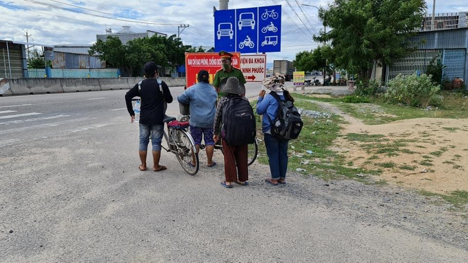 4 mẹ con đạp xe từ Đồng Nai về Nghệ An sẽ được đi tàu - 1