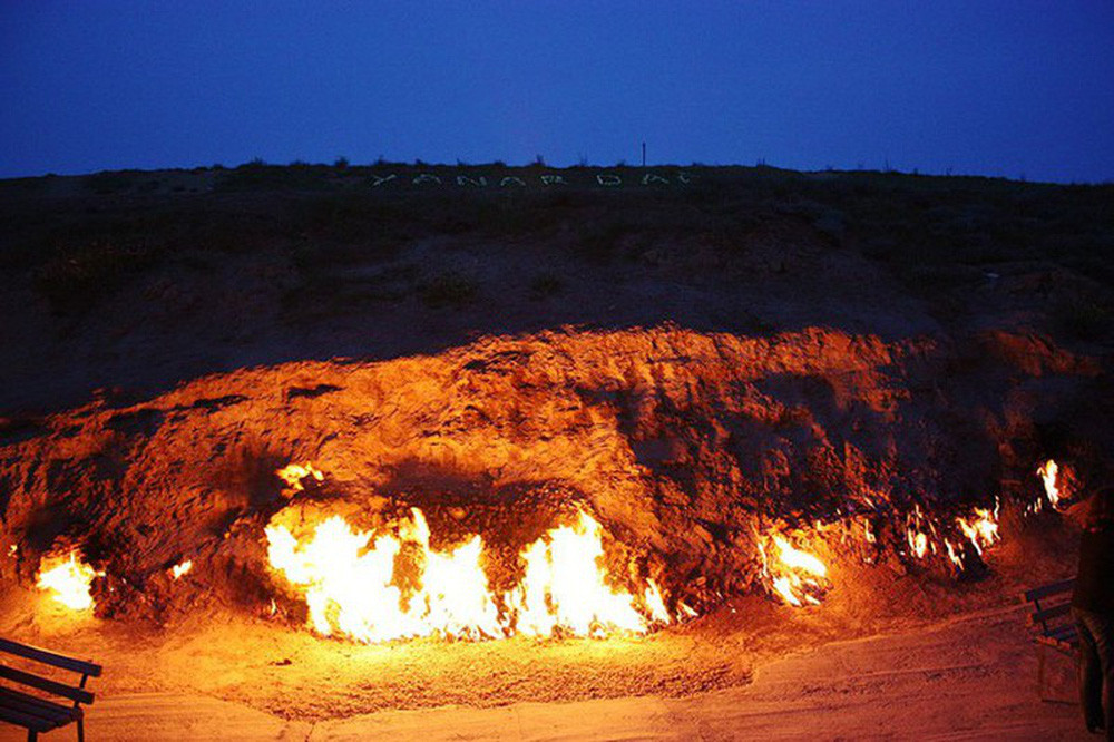 Azerbaijan – Vùng đất của “thần lửa” nơi có ngọn lửa bất diệt cháy sáng hàng nghìn năm - Ảnh 1.
