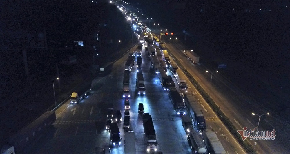 Ùn xe 2km trong đêm ở chốt Pháp Vân-Cầu Giẽ, nhiều tài xế thiếu giấy xét nghiệm