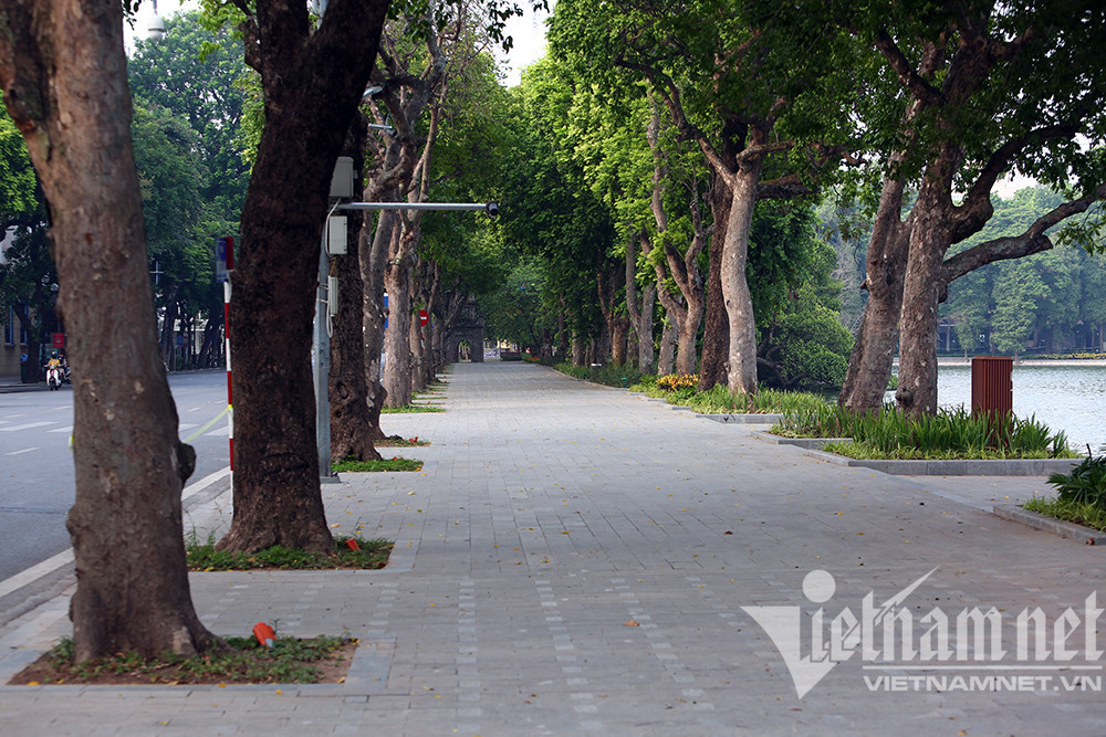 Dưới gốc cây, từng góc phố người Hà Nội vẫn tranh thủ thể dục sáng