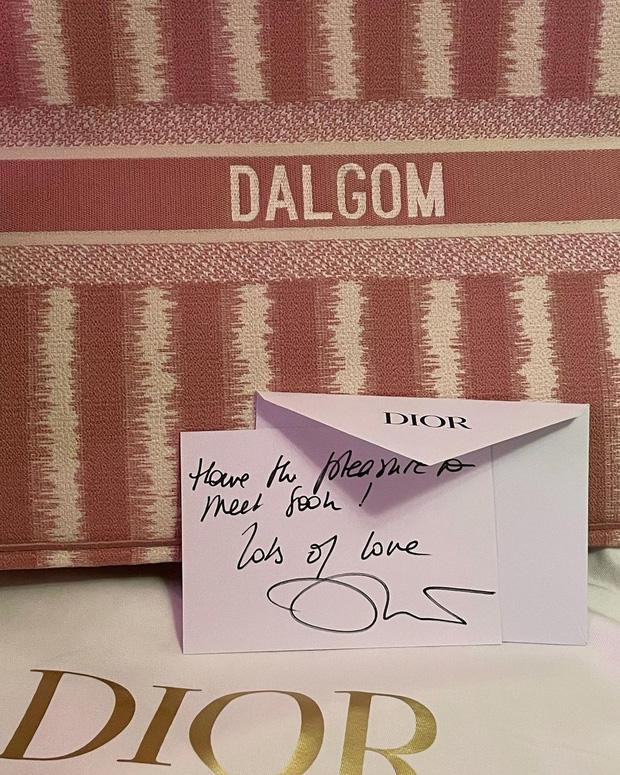 Số hưởng như cún cưng của Jisoo: 3 lãnh đạo Dior gửi quà sinh nhật gần 80 triệu-3