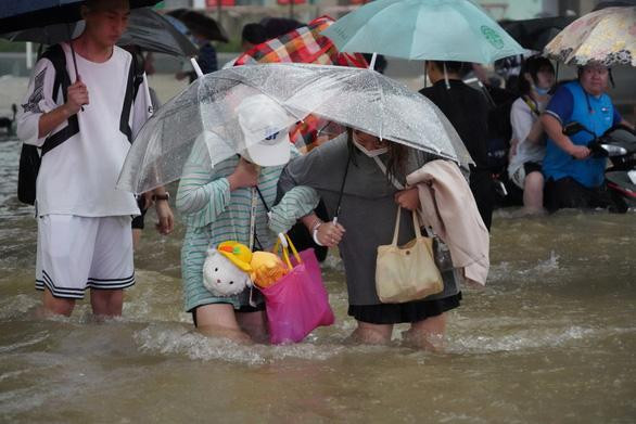 Cảnh khó tin do mưa lũ ở Trung Quốc, nhiều nơi chìm trong nước-6