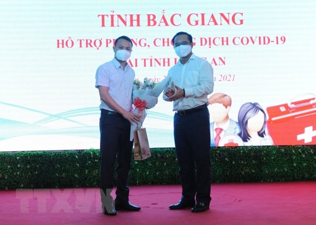 Hơn 100 cán bộ y tế Bắc Giang, Hòa Bình hỗ trợ các tỉnh phía Nam hình ảnh 1 Hon 100 can bo y te Bac Giang, Hoa Binh ho tro cac tinh phia Nam hinh anh 1