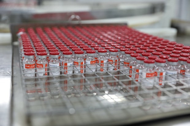 Việt Nam sản xuất lô vaccine Covid-19 Sputnik V đầu tiên - Ảnh 1. Việt Nam sản xuất lô vaccine Covid-19 Sputnik V đầu tiên - Ảnh 1.