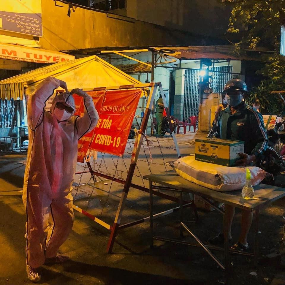Xe 'Bánh mì 0 đồng' rong ruổi khắp Sài Gòn những ngày chống dịch - 5