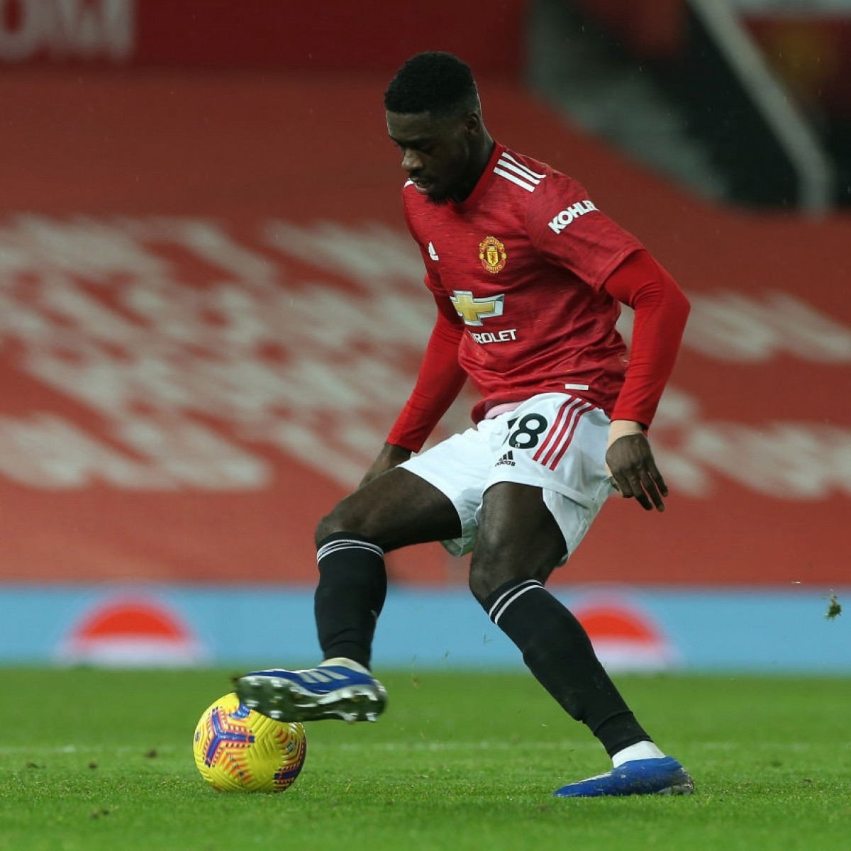 Trung vệ lệch phải: Axel Tuanzebe (cựu thành viên U21 Anh)