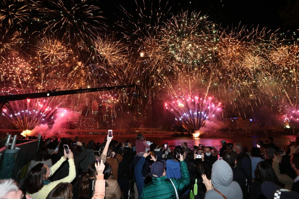 Người dân thành phố Brisbane của Australia bắn pháo hoa chào đón việc trở thành chủ nhà của Olympic 2032. (Ảnh: AP)