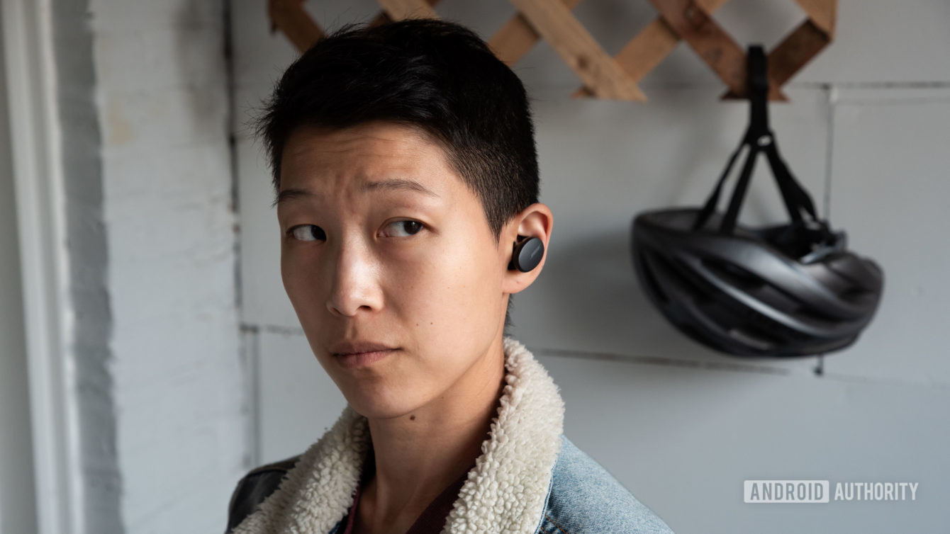 Tại sao nhiều nhà sản xuất chẳng quan tâm đến việc đảm bảo tai nghe luôn nằm trên  tai người dùng?