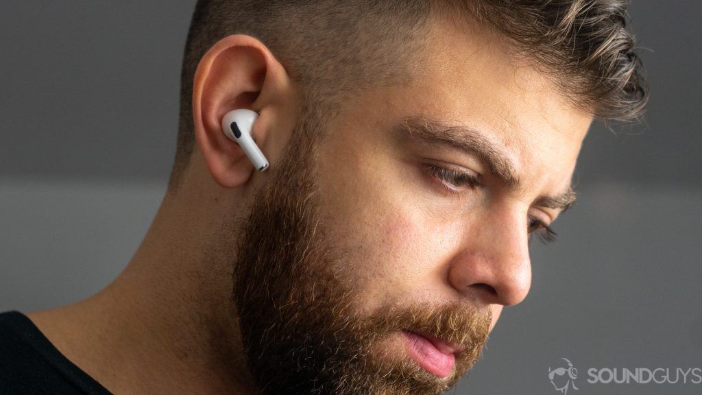 Tại sao nhiều nhà sản xuất không quan tâm đến việc đảm bảo tai nghe luôn nằm trên  tai người dùng?