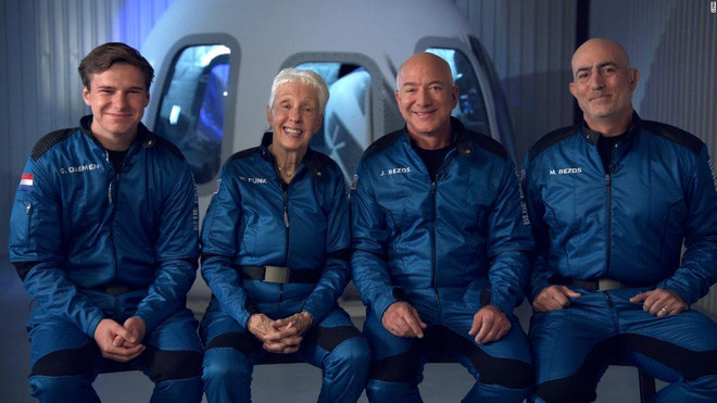 Vật thể màu trắng xuất hiện trên cửa sổ tàu vũ trụ của Blue Origin là gì? - Ảnh 3.