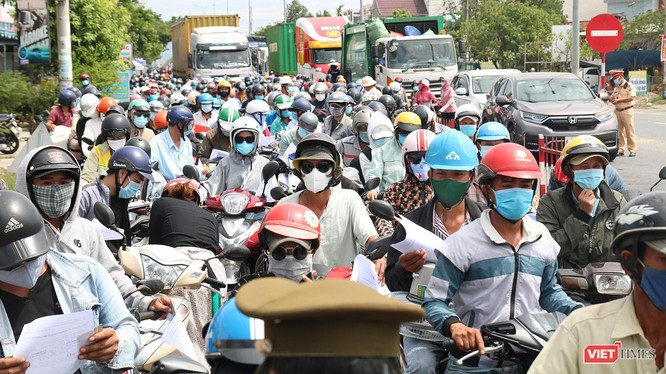 Người dân có quê ở Quảng Nam hối hả rời Đà Nẵng về quê trước giờ áp dụng biện pháp tăng cường phòng dịch COVID-19