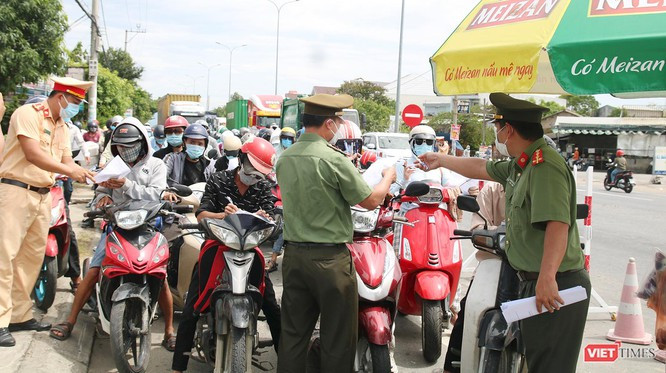 Ảnh: Hàng ngàn người dân Quảng Nam hối hả rời Đà Nẵng trước giờ “giới nghiêm” ảnh 10