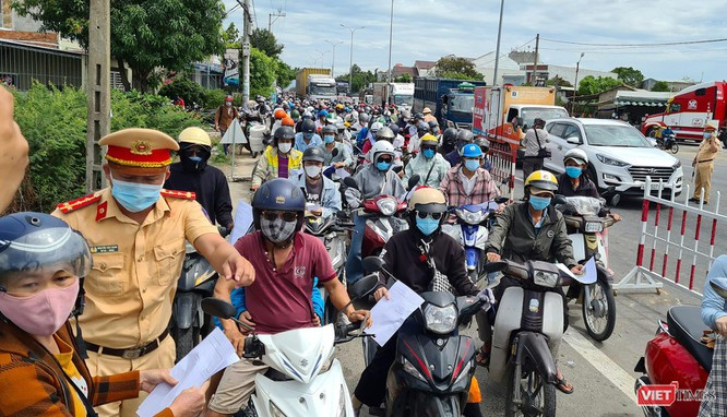 Ảnh: Hàng ngàn người dân Quảng Nam hối hả rời Đà Nẵng trước giờ “giới nghiêm” ảnh 6