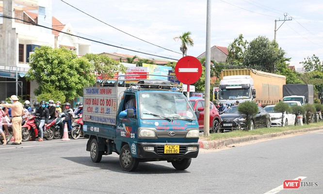 Ảnh: Hàng ngàn người dân Quảng Nam hối hả rời Đà Nẵng trước giờ “giới nghiêm” ảnh 3