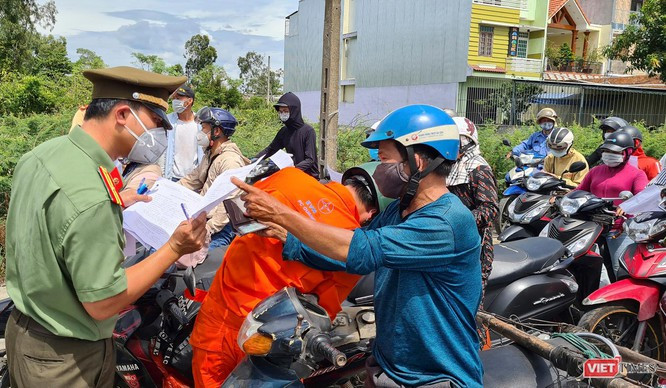 Ảnh: Hàng ngàn người dân Quảng Nam hối hả rời Đà Nẵng trước giờ “giới nghiêm” ảnh 7