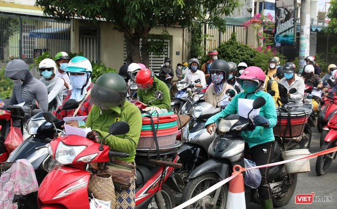 Ảnh: Hàng ngàn người dân Quảng Nam hối hả rời Đà Nẵng trước giờ “giới nghiêm” ảnh 5
