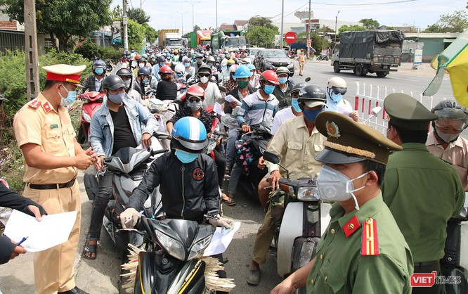 Ảnh: Hàng ngàn người dân Quảng Nam hối hả rời Đà Nẵng trước giờ “giới nghiêm” ảnh 9